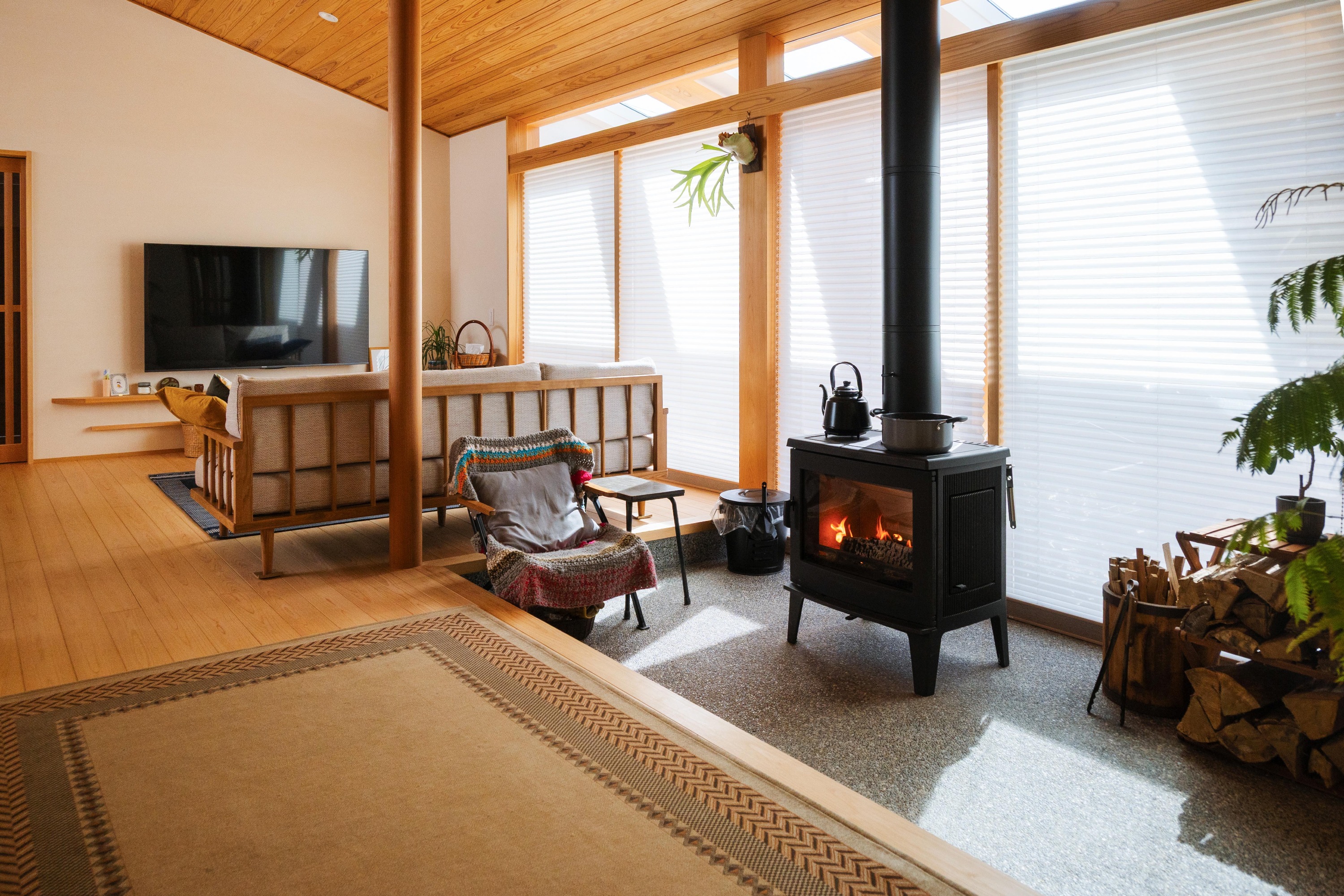 HEARTH LIFE
炎を囲んで人が集い、語らいが生まれる家 1