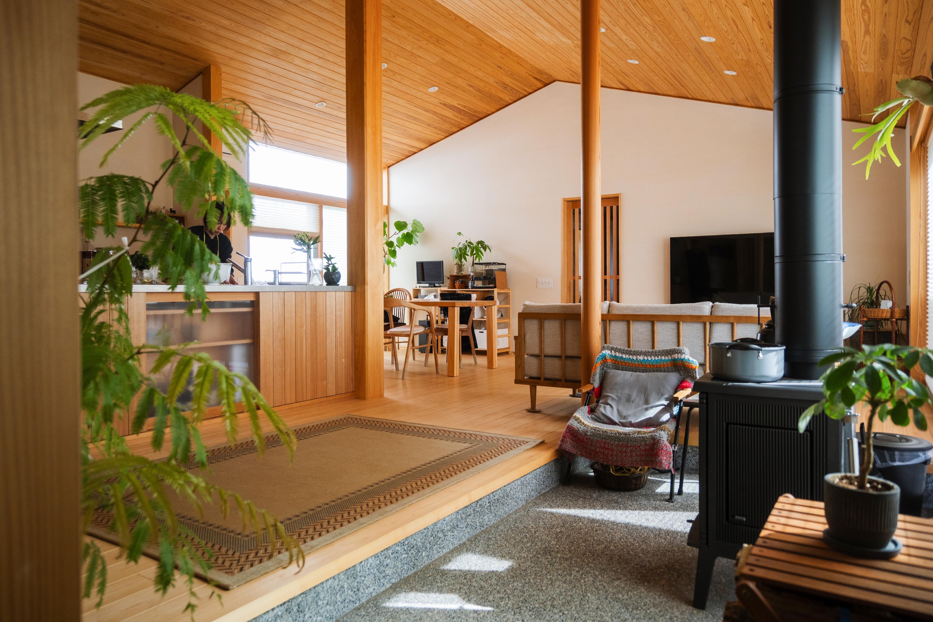 HEARTH LIFE
炎を囲んで人が集い、語らいが生まれる家 2