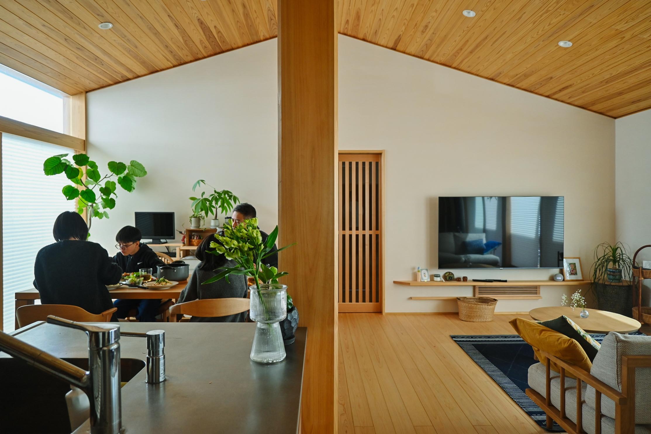 HEARTH LIFE
炎を囲んで人が集い、語らいが生まれる家 4